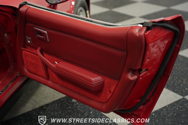 Chevrolet-Corvette-1982-Red-Red-7