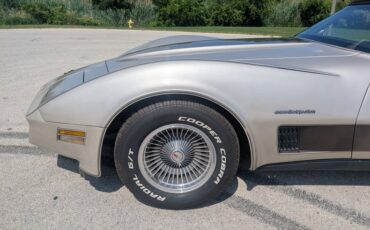 Chevrolet-Corvette-1982-Silver-Beige-Silver-Beige-2