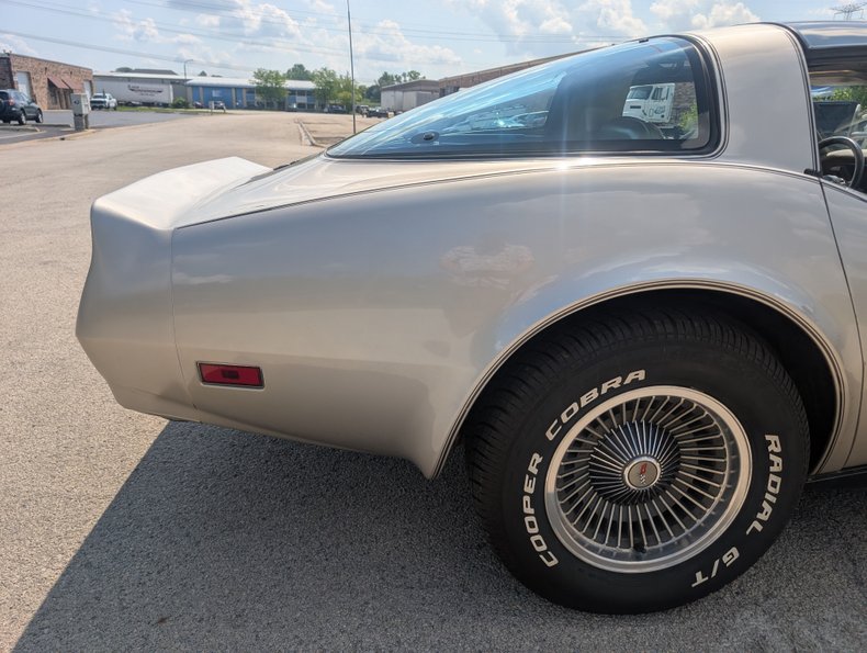 Chevrolet-Corvette-1982-Silver-Beige-Silver-Beige-45