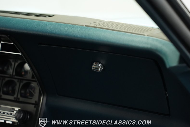 Chevrolet-Corvette-1982-Silver-Blue-Dark-Blue-16