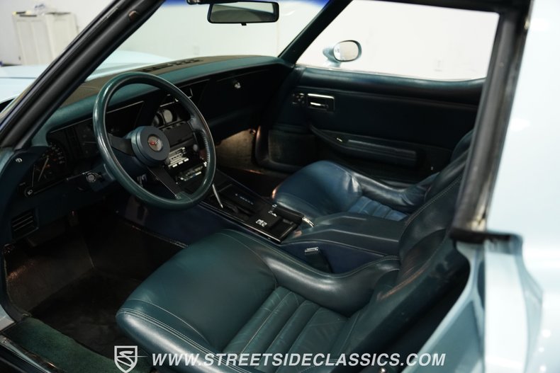 Chevrolet-Corvette-1982-Silver-Blue-Dark-Blue-2