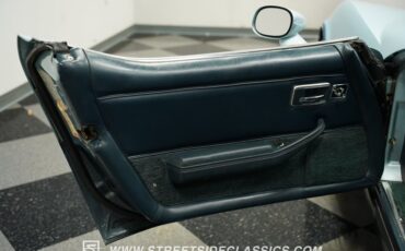 Chevrolet-Corvette-1982-Silver-Blue-Dark-Blue-39