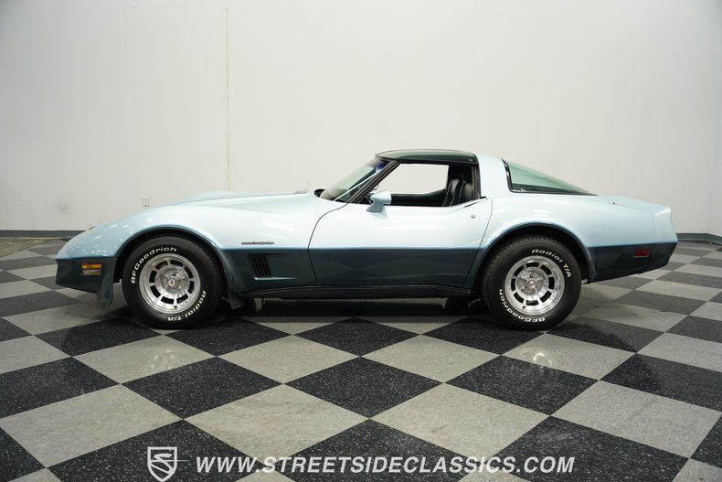 Chevrolet-Corvette-1982-Silver-Blue-Dark-Blue-9