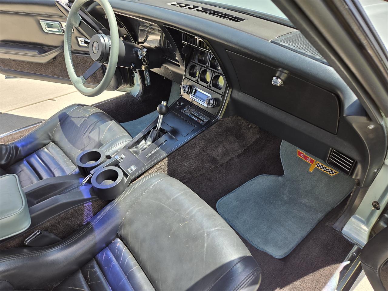 Chevrolet-Corvette-1982-Silver-Green-Grey-11