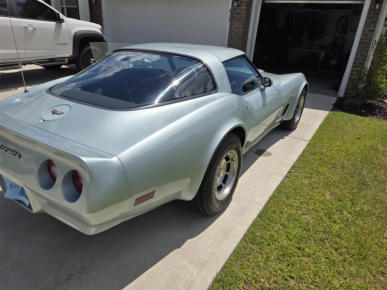 Chevrolet-Corvette-1982-Silver-Green-Grey-4