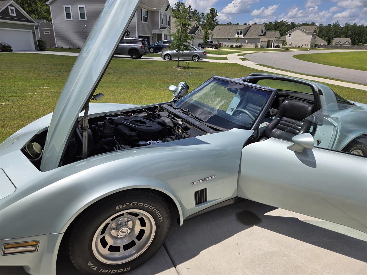 Chevrolet-Corvette-1982-Silver-Green-Grey-5