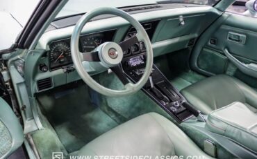 Chevrolet-Corvette-1982-Silver-Green-Silver-Green-2