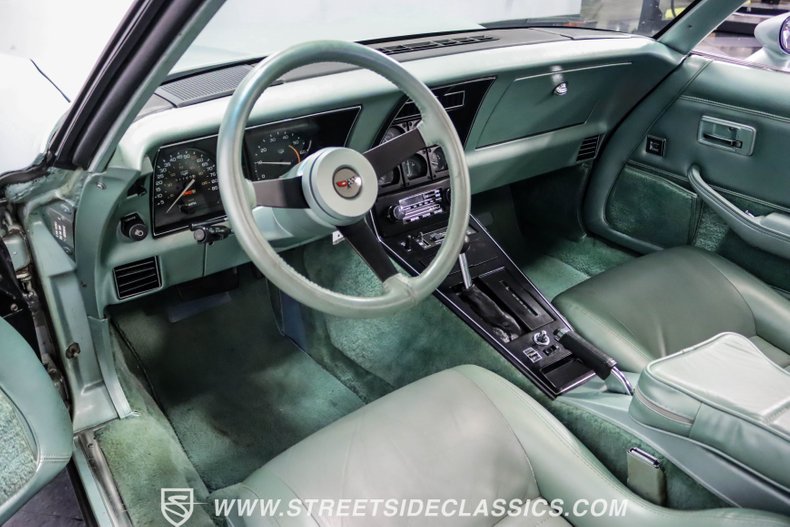Chevrolet-Corvette-1982-Silver-Green-Silver-Green-2