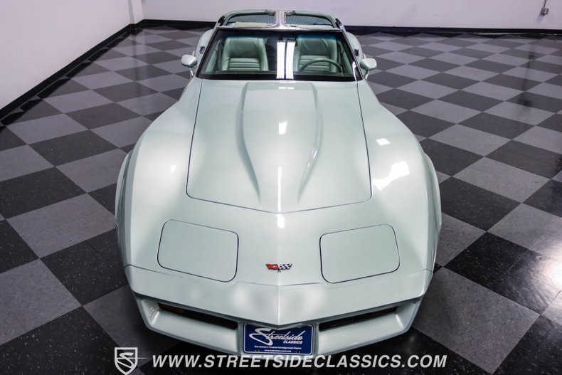 Chevrolet-Corvette-1982-Silver-Green-Silver-Green-39