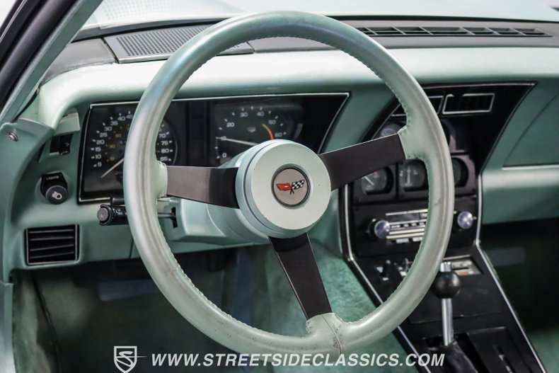 Chevrolet-Corvette-1982-Silver-Green-Silver-Green-7