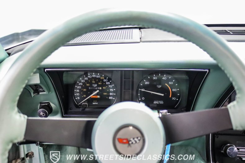Chevrolet-Corvette-1982-Silver-Green-Silver-Green-8