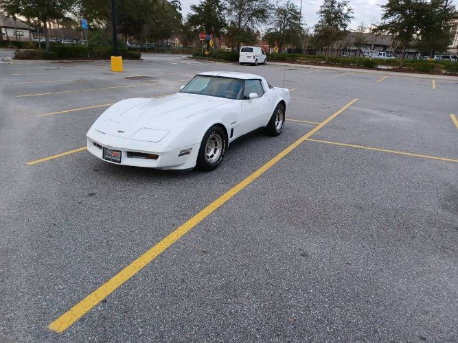 Chevrolet-Corvette-1982-White-1