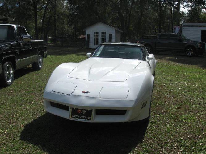Chevrolet-Corvette-1982-White-1
