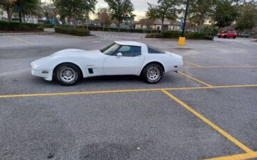 Chevrolet-Corvette-1982-White-2