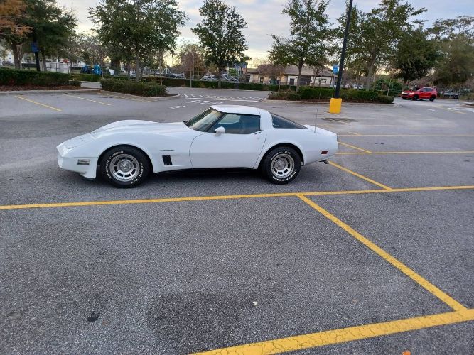 Chevrolet-Corvette-1982-White-2