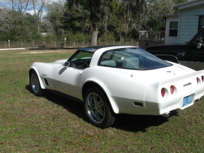 Chevrolet-Corvette-1982-White-2