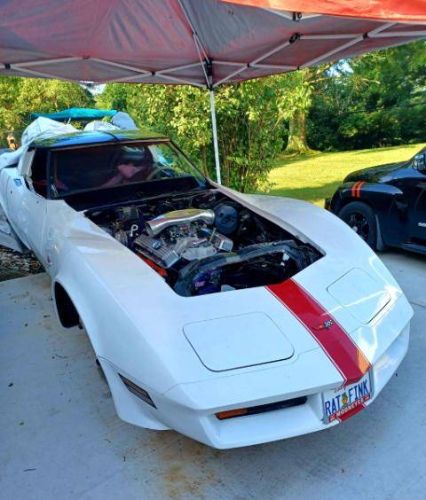 Chevrolet-Corvette-1982-White