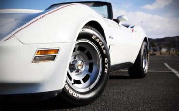Chevrolet-Corvette-1982-White-Red-1