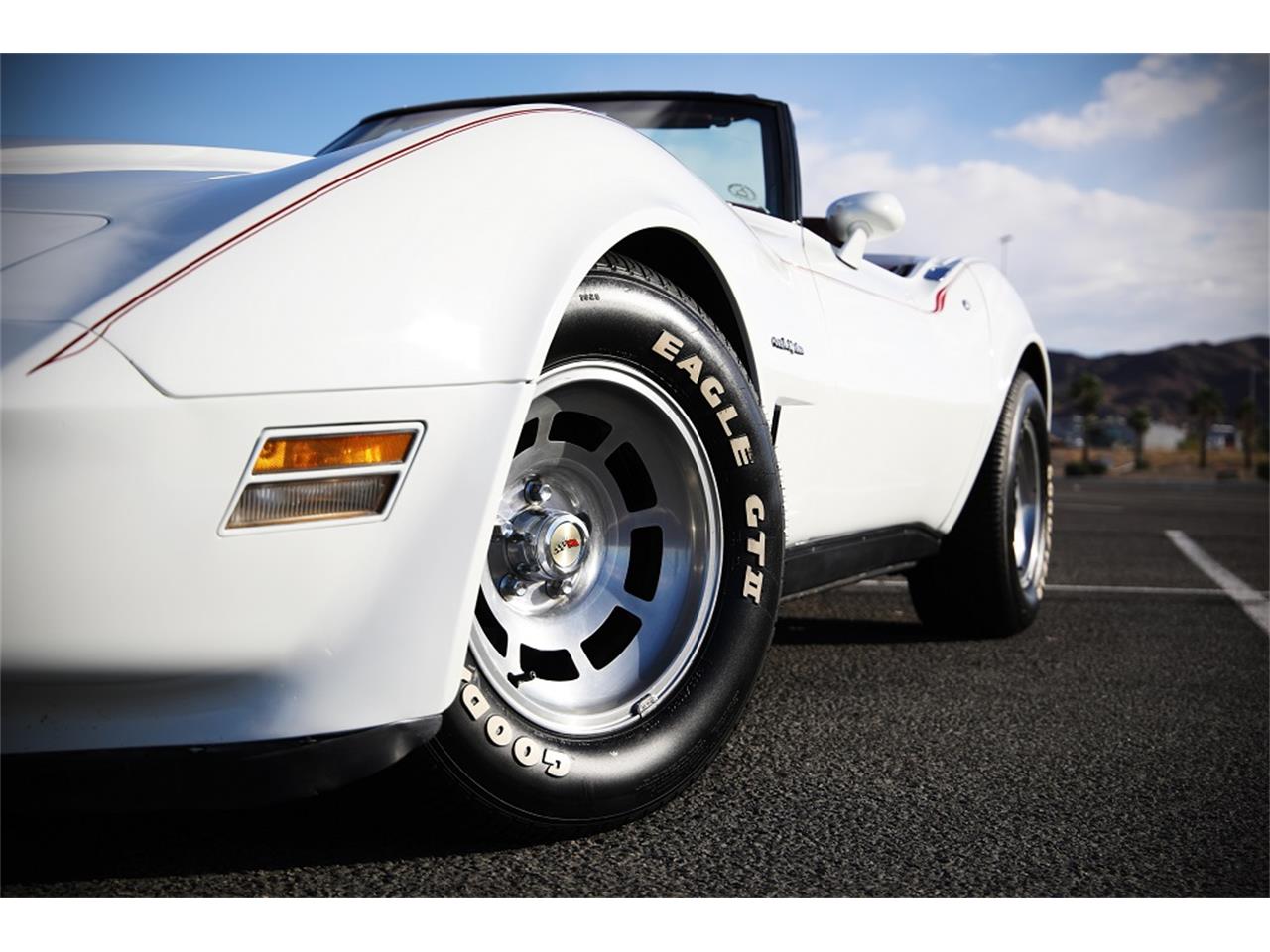 Chevrolet-Corvette-1982-White-Red-1