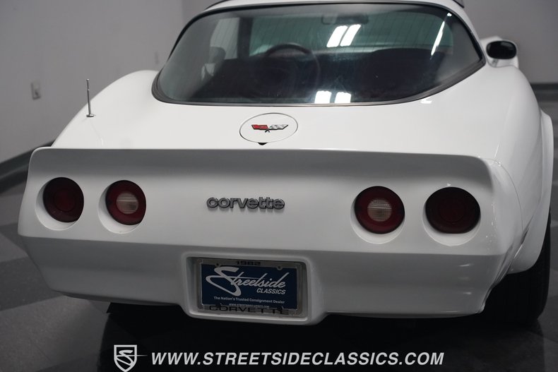 Chevrolet-Corvette-1982-White-Red-10