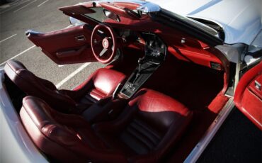 Chevrolet-Corvette-1982-White-Red-11