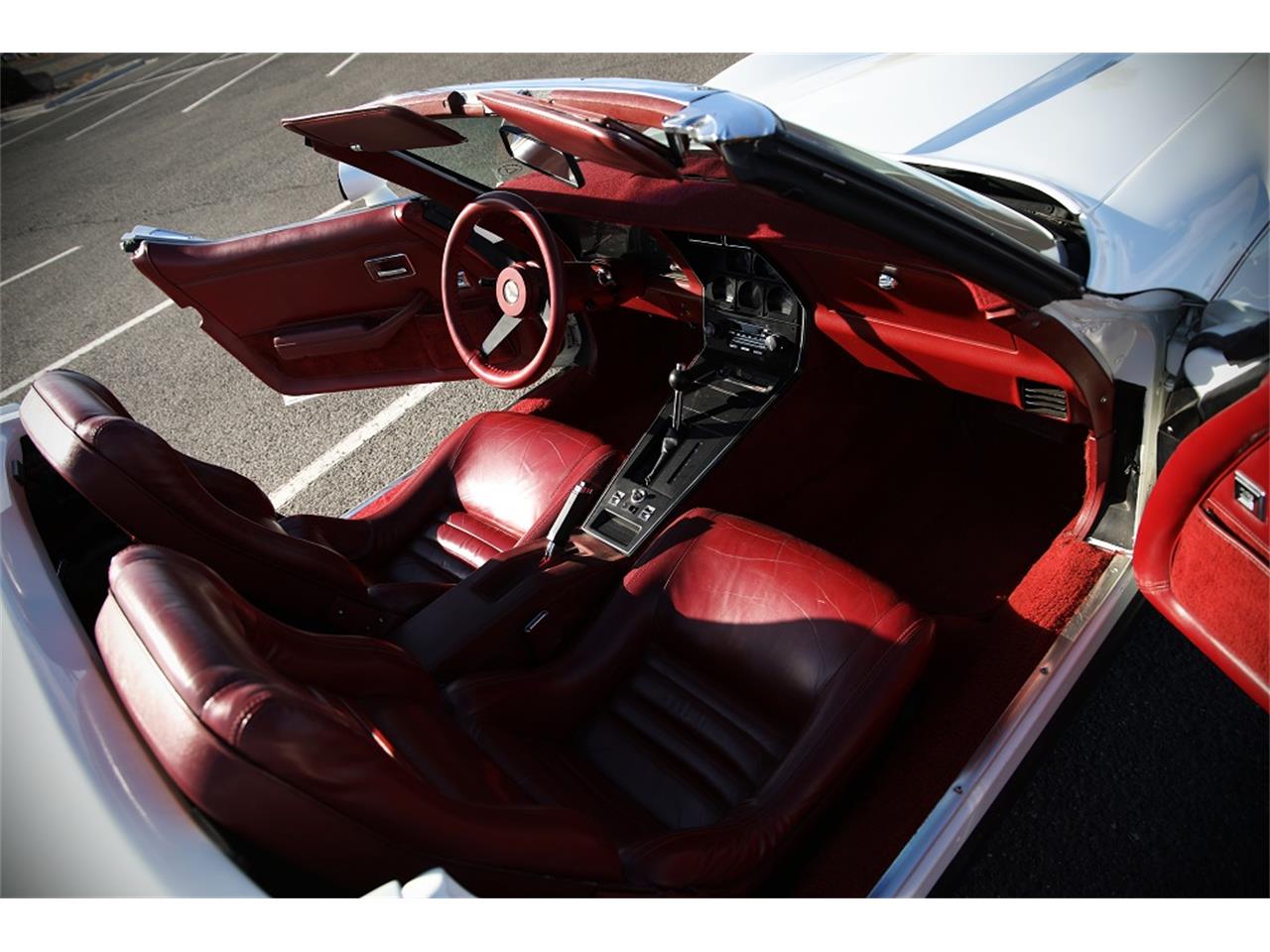Chevrolet-Corvette-1982-White-Red-11