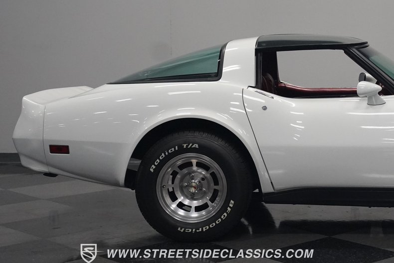 Chevrolet-Corvette-1982-White-Red-11