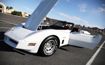 Chevrolet-Corvette-1982-White-Red-13