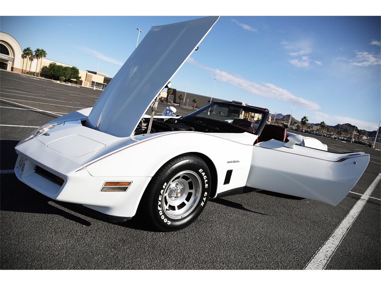 Chevrolet-Corvette-1982-White-Red-13