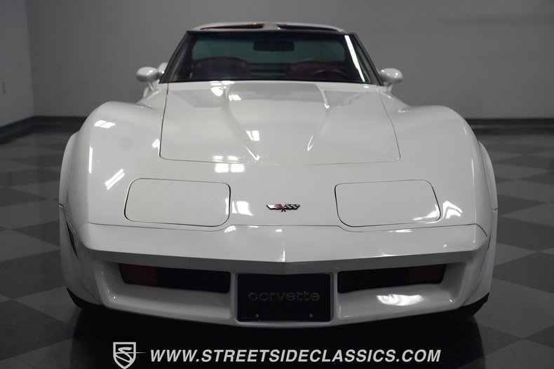 Chevrolet-Corvette-1982-White-Red-13