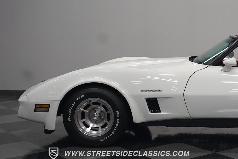 Chevrolet-Corvette-1982-White-Red-16