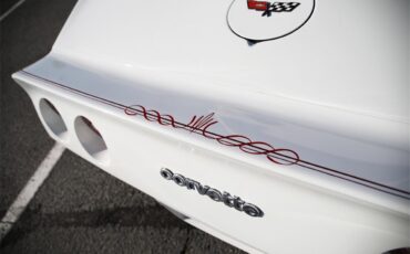 Chevrolet-Corvette-1982-White-Red-18