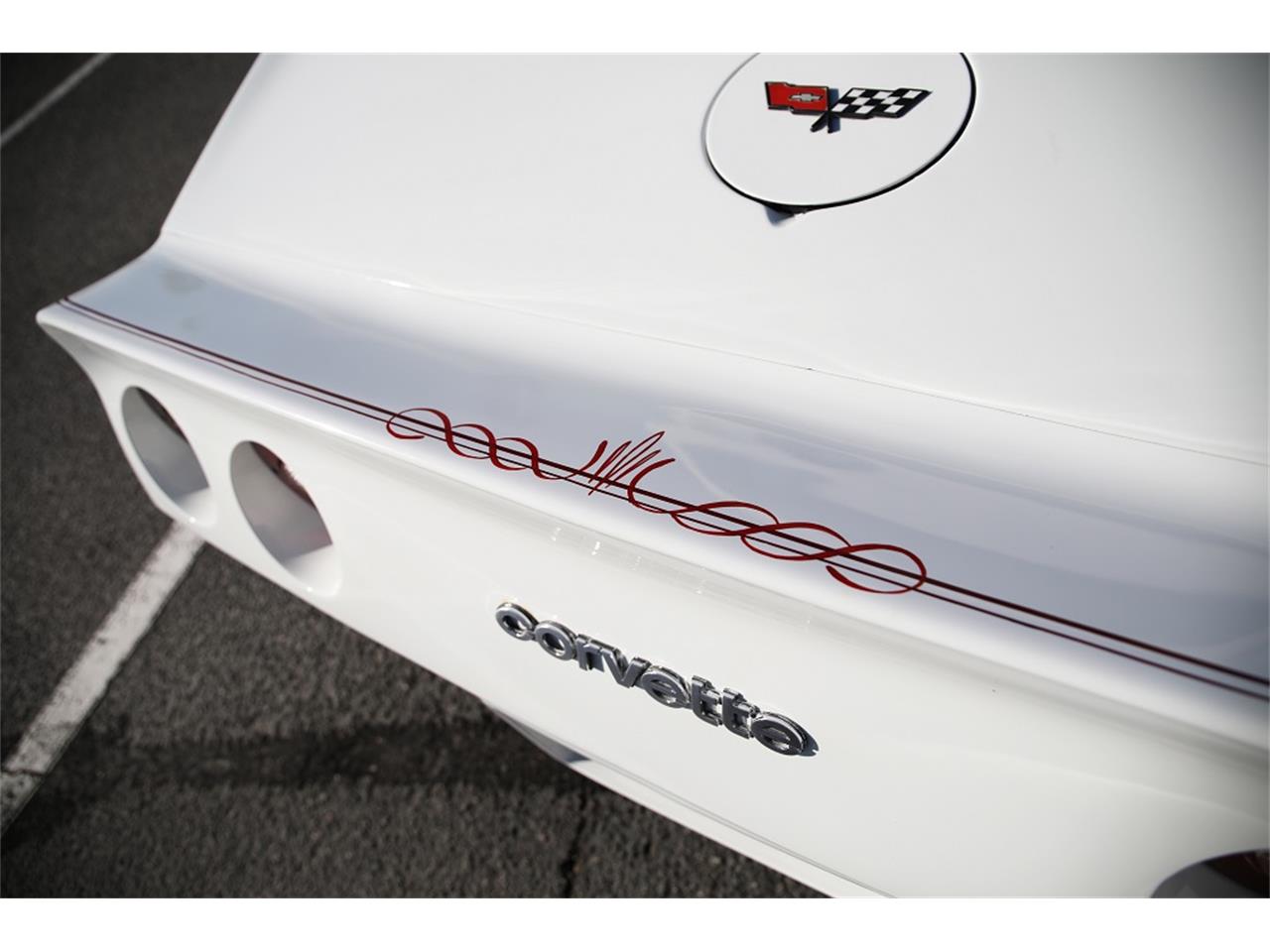 Chevrolet-Corvette-1982-White-Red-18
