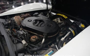 Chevrolet-Corvette-1982-White-Red-18