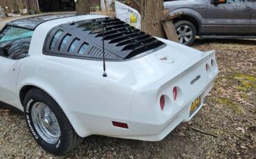 Chevrolet-Corvette-1982-White-Red-2