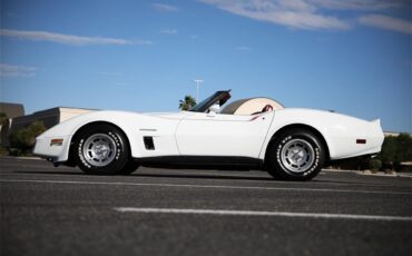 Chevrolet-Corvette-1982-White-Red-2