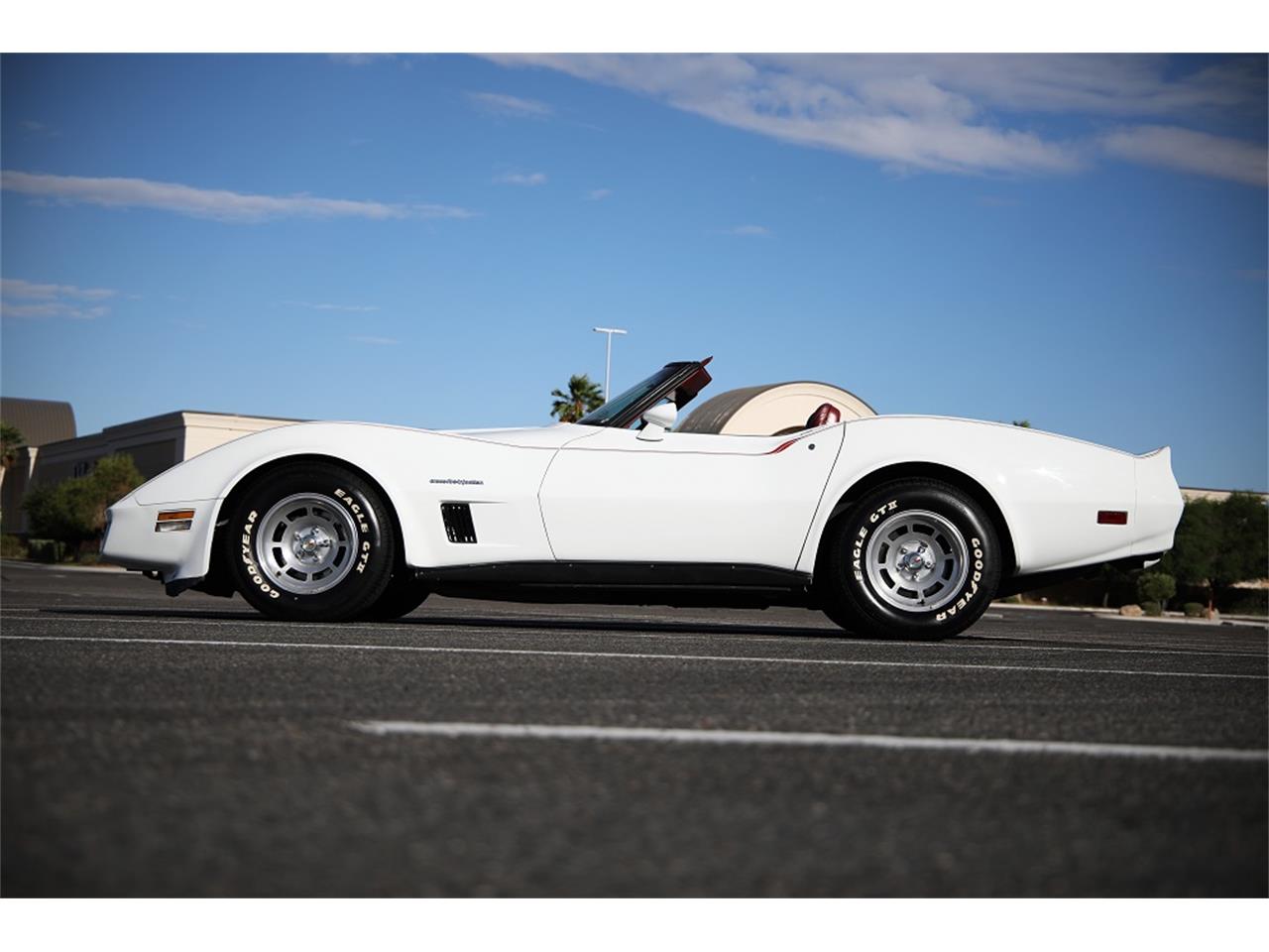 Chevrolet-Corvette-1982-White-Red-2