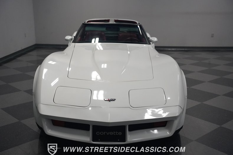 Chevrolet-Corvette-1982-White-Red-2