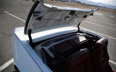 Chevrolet-Corvette-1982-White-Red-20