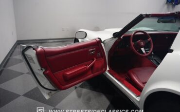 Chevrolet-Corvette-1982-White-Red-20