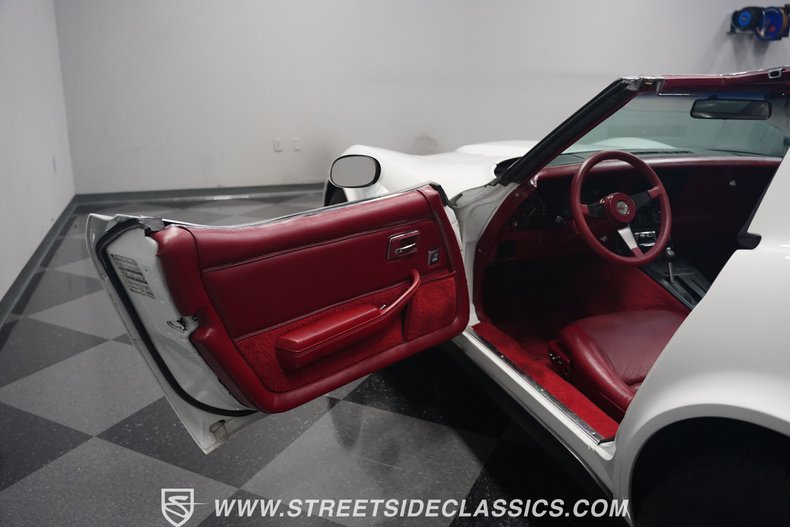 Chevrolet-Corvette-1982-White-Red-20