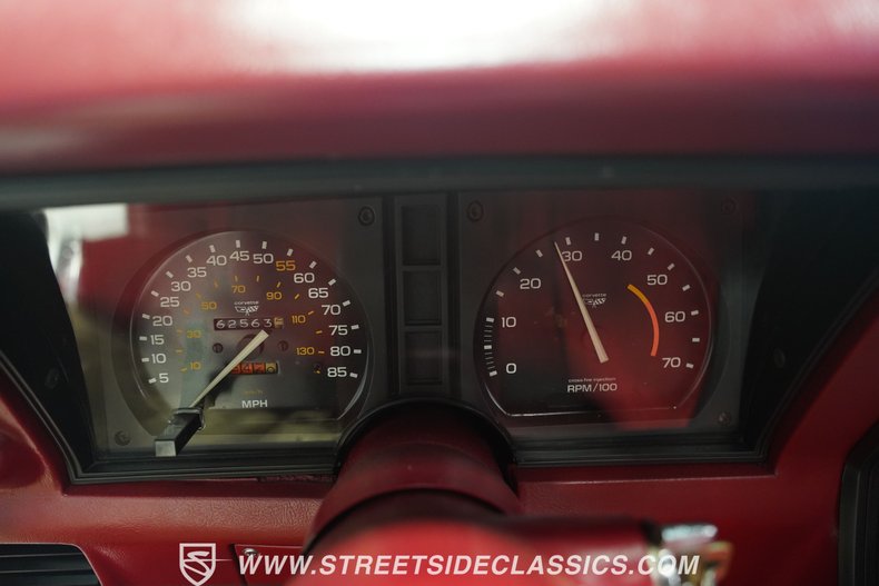 Chevrolet-Corvette-1982-White-Red-22