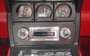 Chevrolet-Corvette-1982-White-Red-25