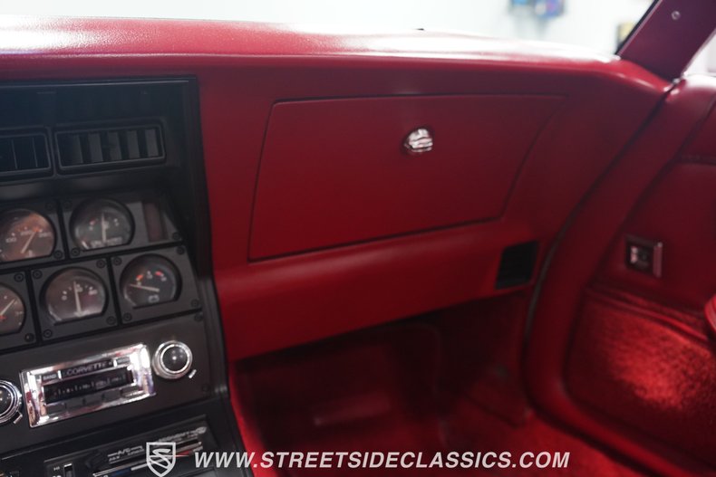 Chevrolet-Corvette-1982-White-Red-26