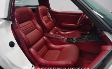 Chevrolet-Corvette-1982-White-Red-28
