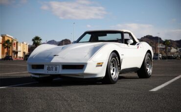 Chevrolet-Corvette-1982-White-Red-3