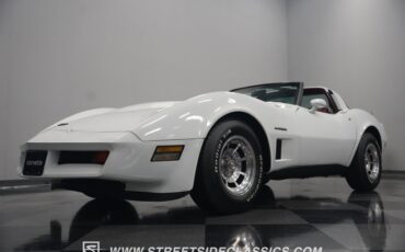 Chevrolet-Corvette-1982-White-Red-3