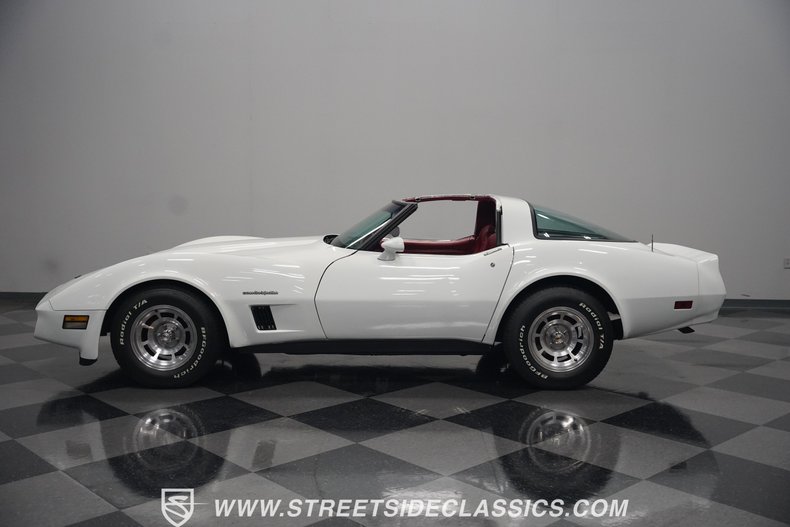 Chevrolet-Corvette-1982-White-Red-30