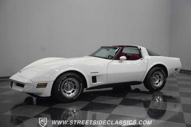 Chevrolet-Corvette-1982-White-Red-32