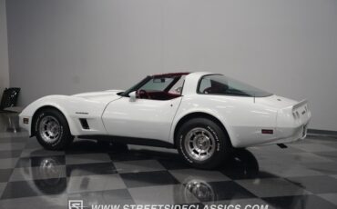 Chevrolet-Corvette-1982-White-Red-33